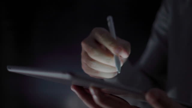 4K-Video-Nahaufnahme-Mann-Hand-mit-Stift-auf-Tablet-mit-schwarzem-Hintergrund.