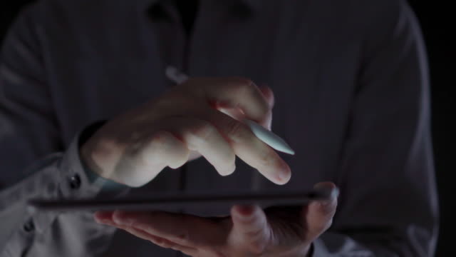 4K-Video-Nahaufnahme-Mann-Hand-mit-Stift-auf-Tablet-mit-schwarzem-Hintergrund.
