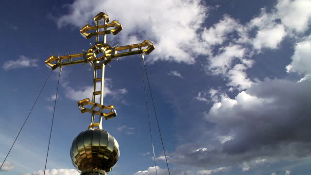 Orthodoxe-Kirche-mit-Kreuz-auf-Blau-bewölkten-Himmel-Hintergrund.