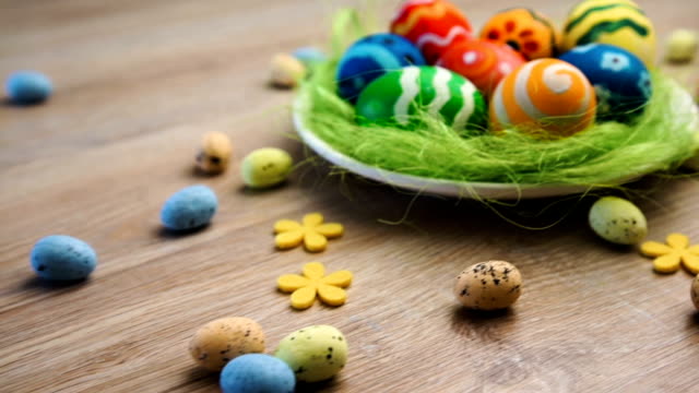 Pascua-huevos-grandes-y-pequeños-en-el-tazón-de-fondo-madera-brillante