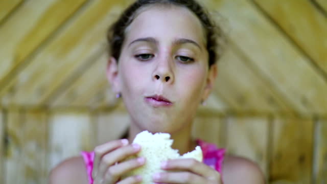 Hungriges-Mädchen-isst-Weißbrot