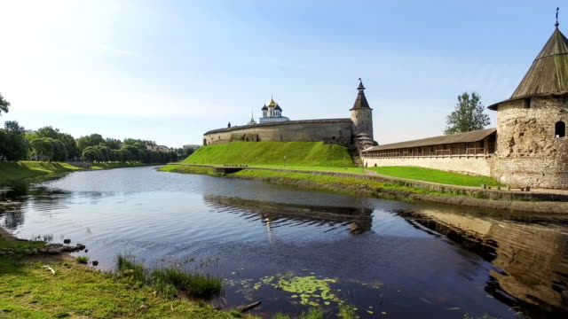 Vista-panorámica-de-la-torre-Ploskaya-en-Pskov