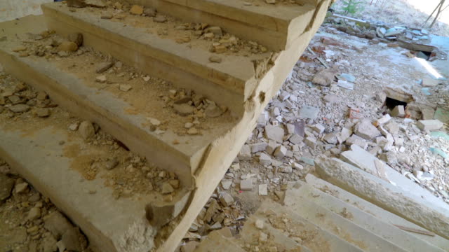 Ver-más-de-cerca-de-los-escombros-y-piedras-en-las-escaleras