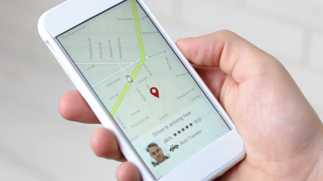 Taxifahrer-kommt-auf-Smartphone-Anwendung-Schnittstelle