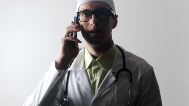 El-doctor-habla-en-un-teléfono-móvil.-Un-trabajador-médico-hace-una-consulta-telefónica.