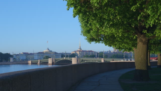 Terraplén-de-piedra-y-puente-de-Palacio-sobre-el-río-Neva-en-la-salida-del-sol-en-verano---St.-Petersburg,-Rusia