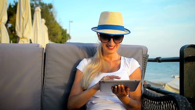 Beautiful-young-girl-communicates-in-social-networks-on-the-tablet-in-a-trip