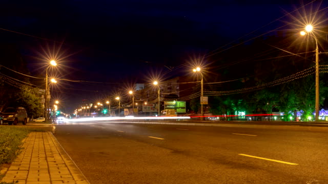 Tráfico-de-vehículos-en-la-ciudad-de-noche