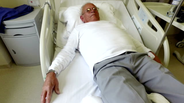 Ältere-Menschen-80-plus-jährige-Mann-erholt-sich-von-der-Operation-in-einem-Krankenhausbett
