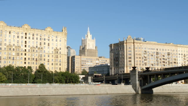 Altmodische-Gebäude-auf-einem-Damm-des-Flusses---Moskau,-Russland