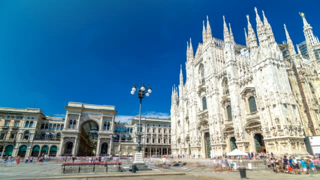 Catedral-Duomo-di-Milano-y-Vittorio-Emanuele-Galería-timelapse-hyperlapse-en-plaza-Piazza-Duomo-en-día-de-verano-soleado,-Milán,-Italia