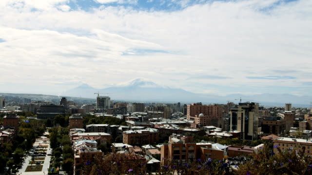 Blick-auf-Wolken-über-der-Stadt-mit-riesigen-Berg-ARARAT-Yerevan-hinter