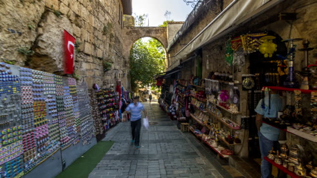 Walk-through-the-tourist-market-with-wide-range-of-sunglasses,-magnets,-arabian-lamps-and-other-souvenirs-timelapse-hyperlapse-in-Antalya