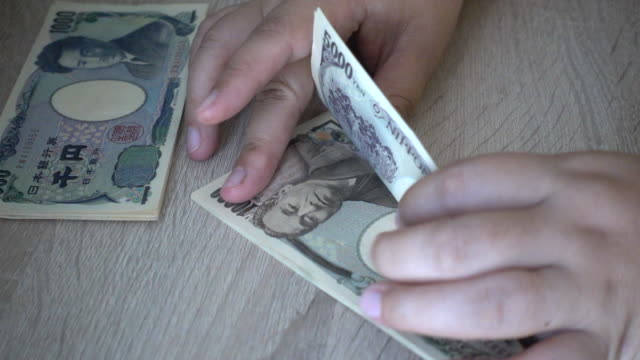 Slow-motion-counting-japanese-yen