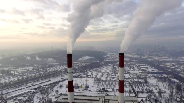 Kohle-Kraftwerk-emittiert-CO2-Verschmutzung-durch-Schornsteine