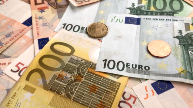 Euro-Banknoten-auf-dem-Tisch