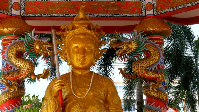 Goldene-Statue-eines-chinesischen-Gottes-umgeben-von-Spalten-der-Drachen.-Chinesischer-Tempel-Ang-Kraft-in-Pattaya.
