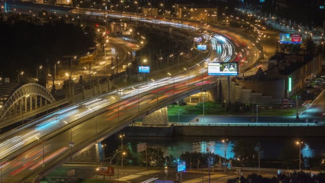 Nacht-erleuchtet-Moskau-Stadt-Verkehr-Brücke-Straße-Ring-am-Flussufer-aerial-Panorama-4-k-Zeit-hinfällig,-Russland