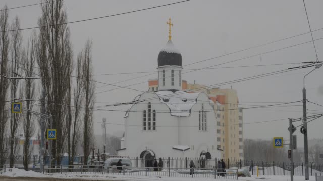 Iglesia-ortodoxa-de-la-ciudad-en-la-nieve