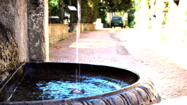 Wasser-fließt-auf-die-Straße-Brunnen-an-der-italienischen-Kleinstadt