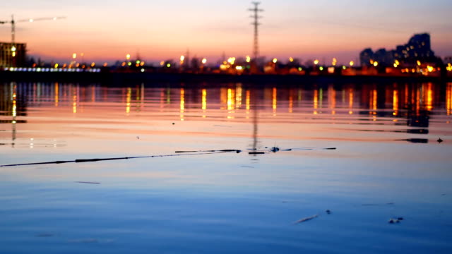 Sonnenuntergang-Stadt-Flusswasser