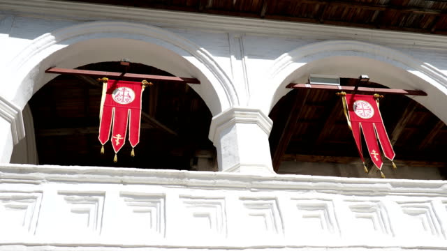 Cruces-de-Khorugv-de-rojo-con-oro,-decoraciones-de-Pascua-religiosas-en-iglesia-ortodoxa,-Rusia