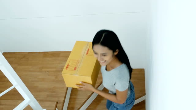 Asiatische-Frau-holding-Box-und-miteinander-reden,-während-Sie-zu-Fuß.-Menschen-von-beweglichen-Sachen,-neues-Zuhause.-4K-Auflösung.