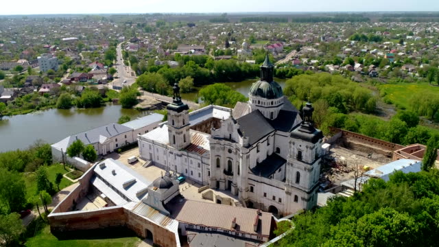 Vista-aérea-del-monasterio-de-los-Carmelitas-Descalzos-en-Berdichev,-Ucrania.-El-paisaje-urbano-de-una-vista-panorámica-de-la-ciudad-de-Berdichev.