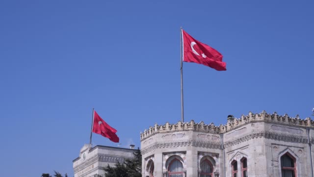 Türkische-Flaggen-über-Gebäude-fliegen