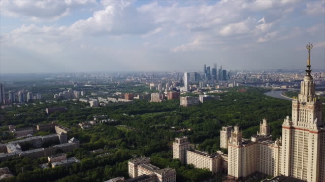 día-soleado-paisaje-famosa-Universidad-compleja-y-moderna-ciudad-de-Moscú-aérea-Rusia-panorama-4k