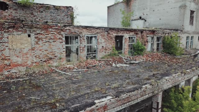 Ruinen-des-verlassenen-alten-gebrochenen-Industriebetrieb
