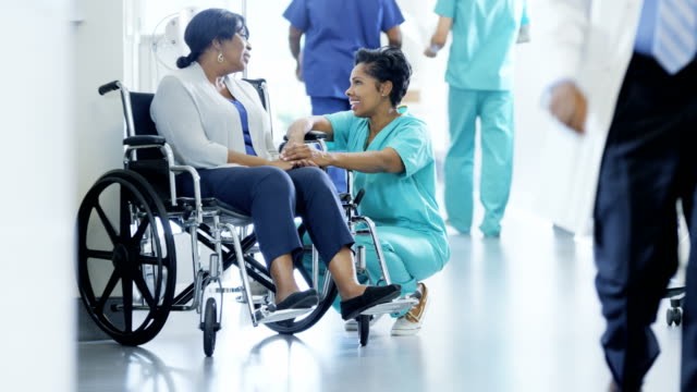 Afrikanische-amerikanische-Krankenschwester-und-behinderte-Patienten-consult