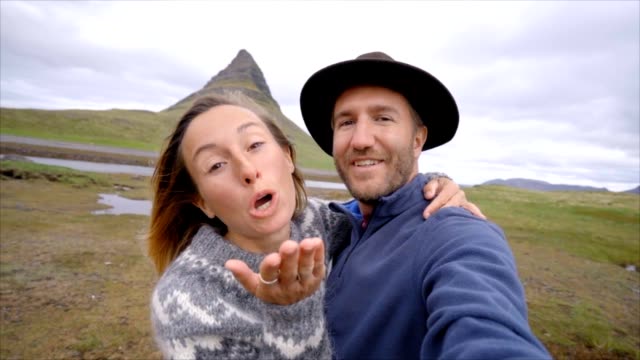 Cámara-lenta-Selfie-retrato-de-pareja-de-turistas-en-Islandia-en-Kirkjufell-montaña