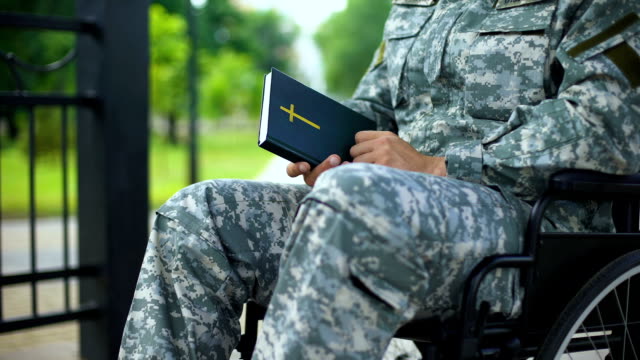 Deaktivierte-Soldat-in-Rollstuhl-lesen-Bibel,-religiösen-Glaubens-Heilung