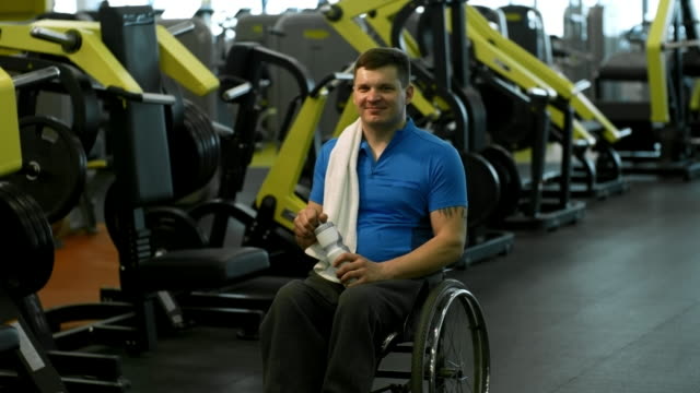 Hombre-en-silla-de-ruedas-posando-en-el-gimnasio