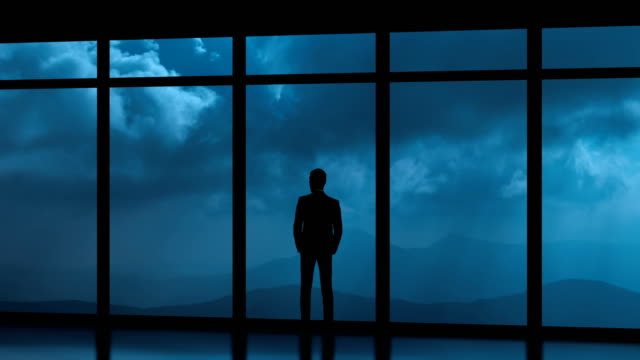 Der-Mann-steht-in-der-Nähe-von-Panoramafenstern-auf-Wolke-Stream-Hintergrund.-Zeitraffer