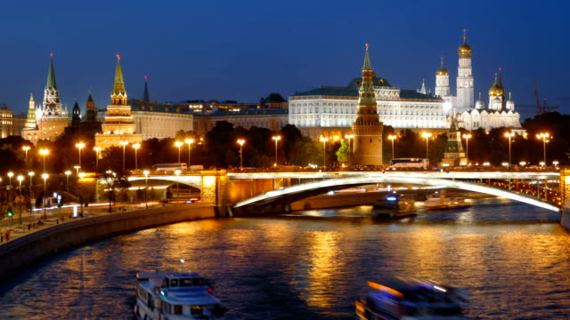 Nacht-Hyperlapse-der-Moskauer-Kreml-und-Moskwa-Fluss-mit-Kreuzfahrtschiffen,-Russland
