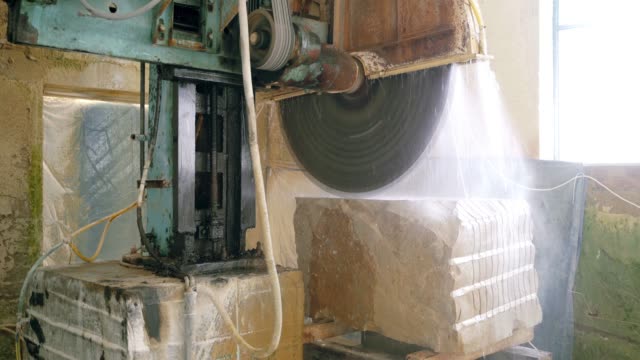 máquina-automática-con-suministro-de-agua-es-corte-de-adoquín-en-la-fabricación.