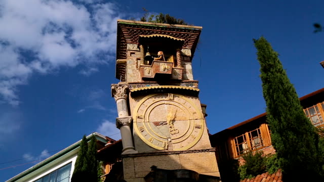 Tellerventil-schlägt-Glocke-am-Clock-Tower-von-Rezo-Gabriadze,-einzigartige-Touristenattraktion