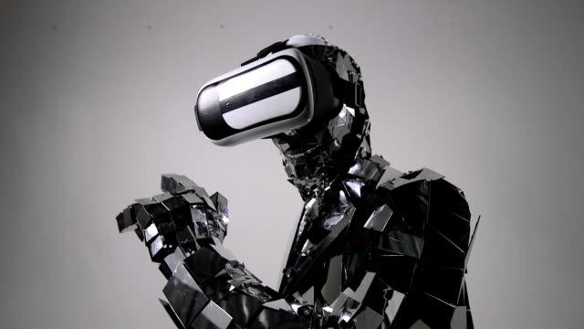 Robot-futurista-en-espejo-traje-vorking-con-interfaz-virtual,-interfaz-presionando-el-dedo-índice.