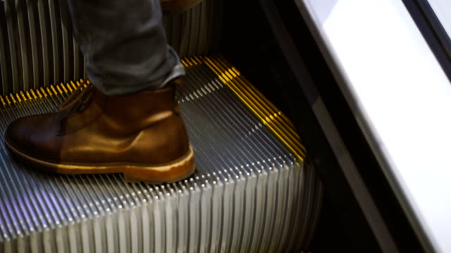 Rolltreppe.-Schritte-mit-einem-gelben-Rolltreppe