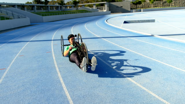 Behinderte-Sportler-racing-im-Rollstuhl-4k