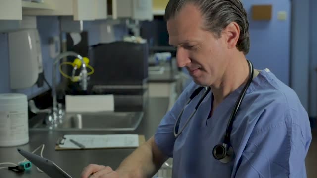 Enfermera-masculina,-cirujano-o-médico-que-utiliza-una-tableta-en-una-práctica-médica