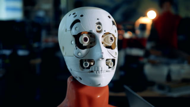 Moderne-Roboter-bewegt-sich-Teile-eines-Gesichts,-Nahaufnahme.