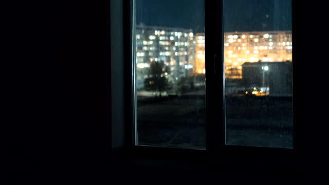 Blick-durch-das-Fenster-am-Licht-das-Fenster-in-Hochhäusern-bei-Nacht