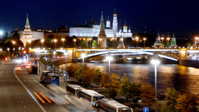 El-hiperlapso-nocturno-del-Kremlin-de-Moscú-y-el-río-Moskva-con-cruceros,-Rusia