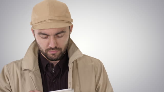 Gesicht-des-hübschen-Mannes-mit-einem-digitalen-Tablet-auf-Gradienten-Hintergrund