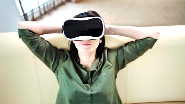 Medium-Schuss-glückliche-Frau-lächelnd-und-entspannend-trägt-Virtual-Reality-Headset