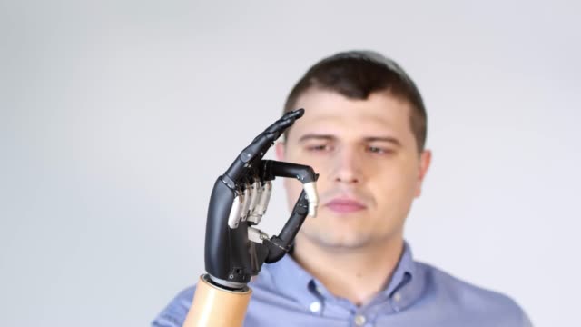 Hombre-con-mano-protética-mioeléctrica-mostrando-OK