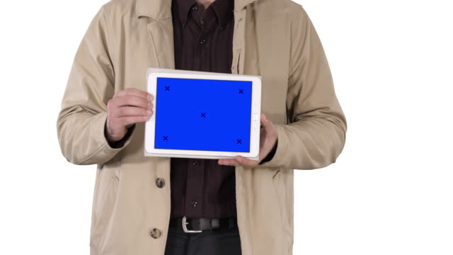 Manos-masculinas-sosteniendo-la-tableta-con-la-pantalla-azul-maqueta-sobre-fondo-blanco